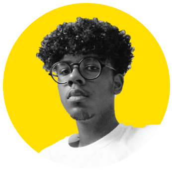 Foto Samuel usando óculos, camisa branca em um fundo amarelo